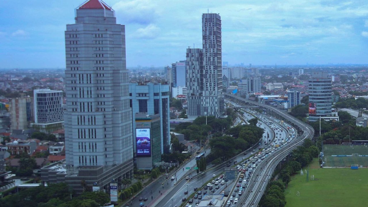 Gedung-gedung bertingkat di kawasan Gatot Subroto, Jakarta, Selasa (10/12/2024). Pertumbuhan ekonomi Indonesia ditargetkan dapat tercapai sebesar 8 persen pada tahun 2028-2029.