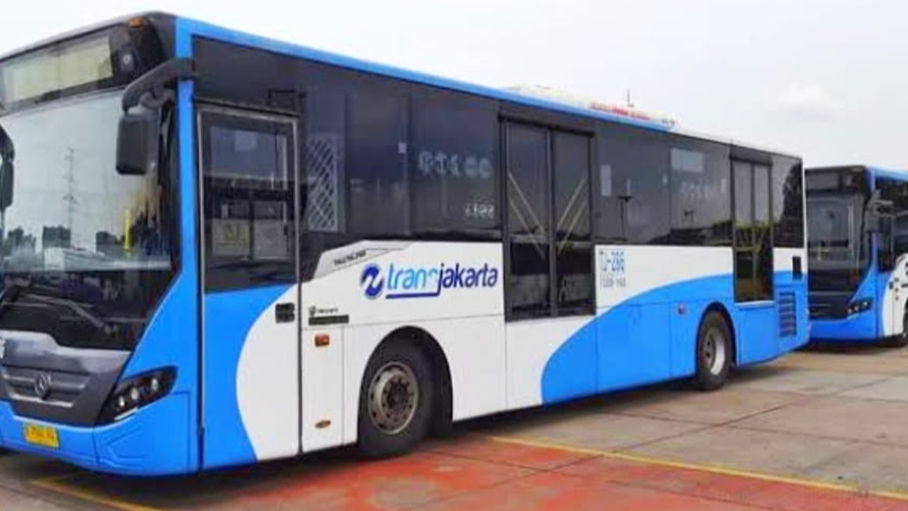 Petugas mengecek bus listrik TransJakarta di kawasan Monas, Jakarta, Selasa (10/12/2024).