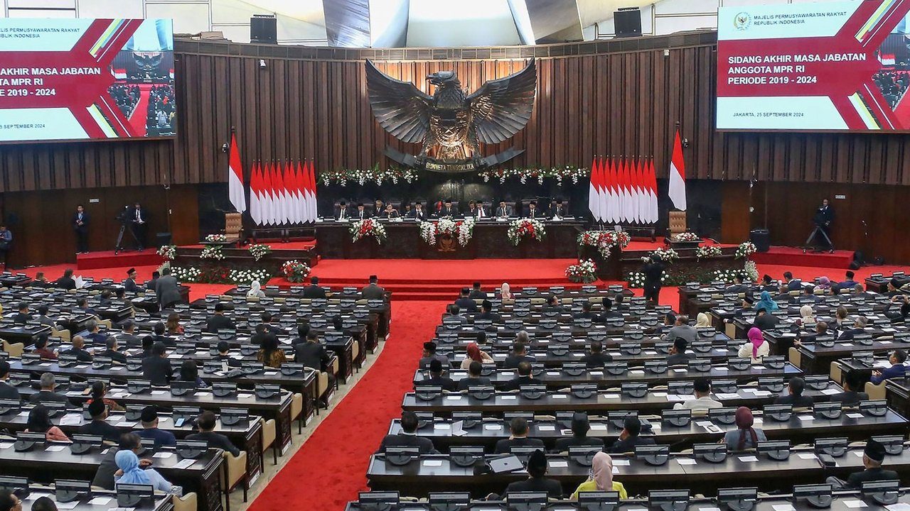 Ketua Majelis Permusyawaratan Rakyat RI Bambang Soesatyo saat membuka Sidang Paripurna MPR Akhir Masa Jabatan Periode 2019–2024 di Kompleks Parlemen, Senayan, Jakarta, Rabu (25/09/2024).