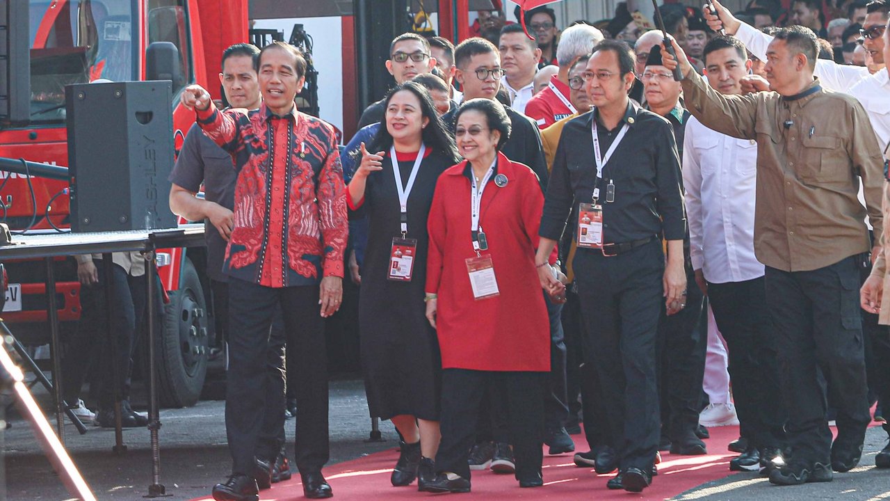 Ketua Umum PDIP Megawati Soekarnoputri bersam Presiden ke-7 RI, Joko Widodo saat pembukaan Rapat Kerja Nasional (Rakernas) IV PDIP di JIExpo Kemayoran, Jakarta, Jumat (29/9/2023).