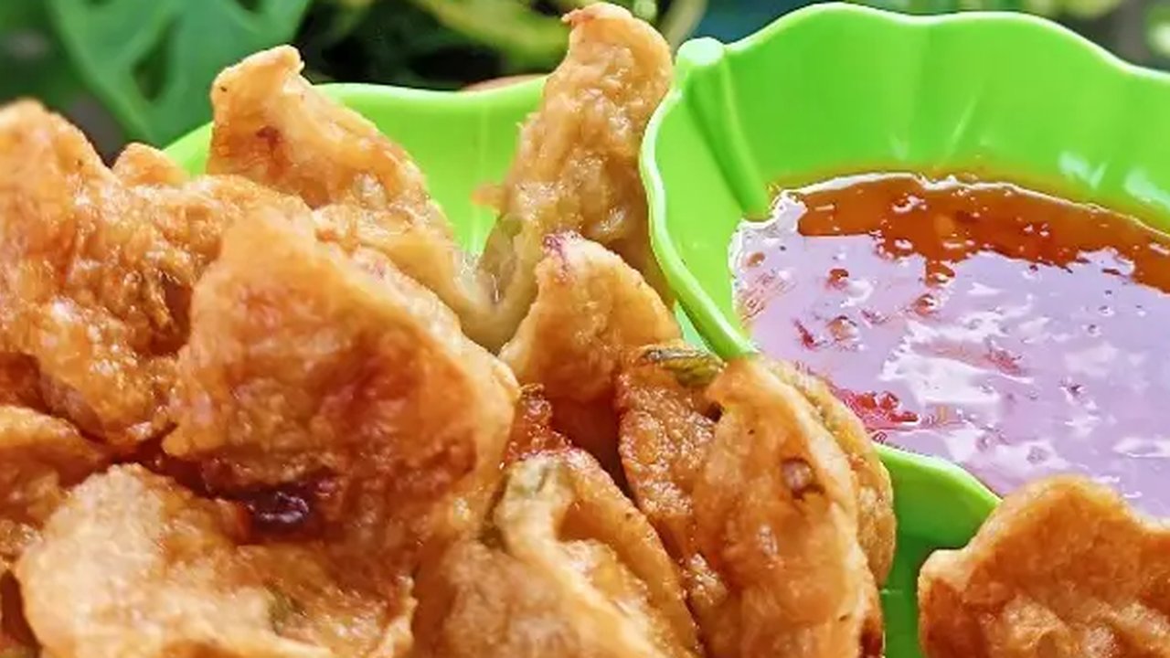 Ilustrasi bakso goreng mekar