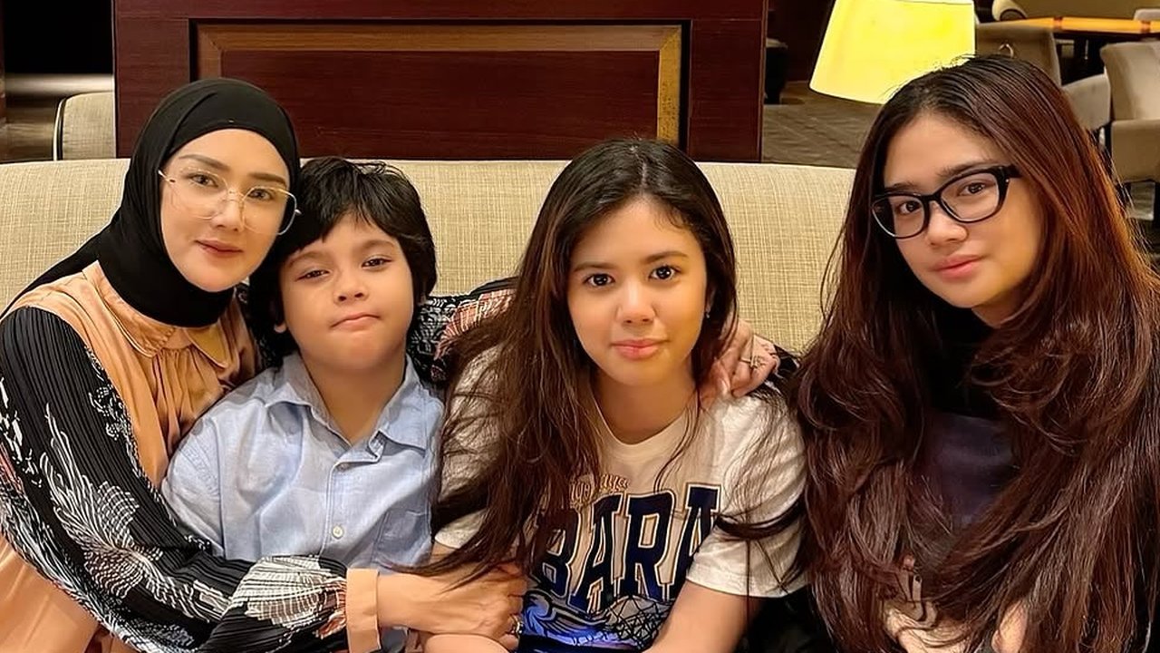 7 Potret Mulan Jameela Kumpul Bareng Keempat Anaknya, Sebut Abis Gaul dengan Teman Sepermainan