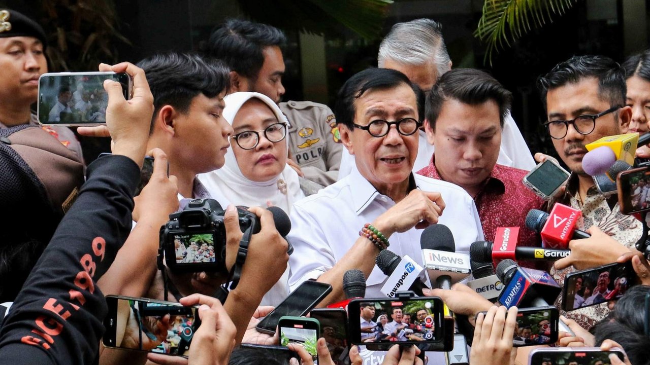 Politisi PDIP yang juga mantan Menteri Hukum dan HAM, Yasonna Laoly keluar dari Gedung Merah Putih KPK, Jakarta, seusai menjalani pemeriksaan terkait kasus Harun Masiku, Rabu (18/12/2024).