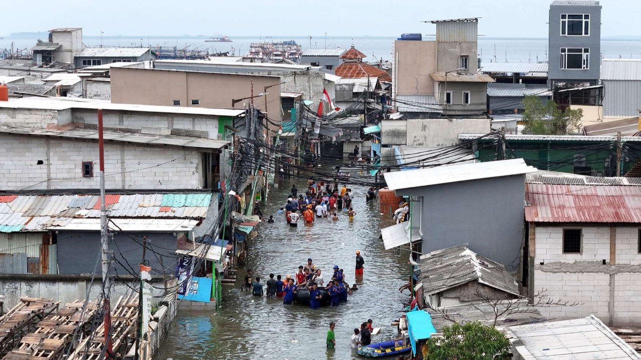 Foto udara memperlihatkan kondisi banjir rob di kawasan Muara Angke, Jakarta, Senin (16/12/2024). Banjir rob yang kesekian kalinya pada tahun ini dianggap sebagai banjir rob terparah. Selain menggenangi kawasan penduduk, banjir rob juga menggenangi beberapa jalan protokol di kawasan Pluit.