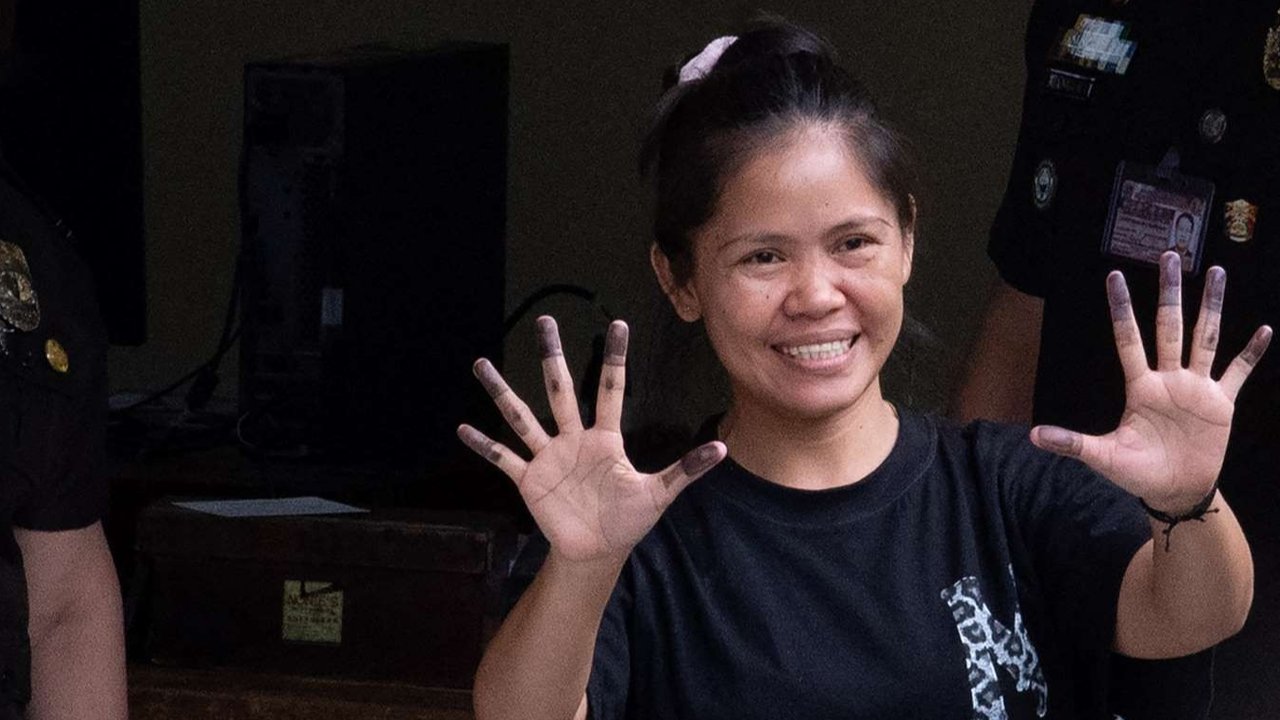 Mary Jane Veloso, warga Filipina yang menghabiskan waktu hampir 15 tahun menunggu eksekusi mati di Indonesia, berkumpul kembali dengan keluarganya pada Rabu (18/12) di Manila, di mana kini ia menunggu pengampunan yang ia harap akan ia dapatkan di penjara perempuan negara asalnya.
Ibu dari dua...