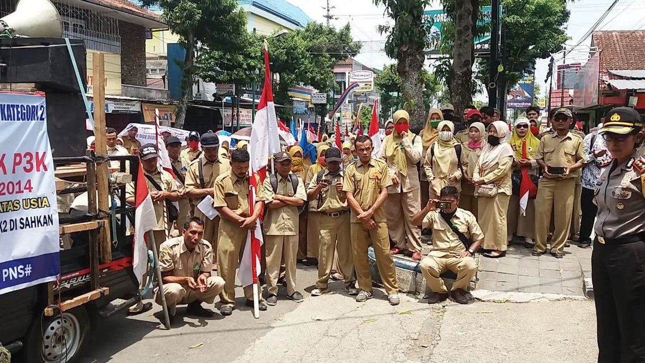 Guru honorer K2 Banjarnegara berdemonstrasi menutut pemerintah merevisi UU ASN Nomor 5 Tahun 2014 agar honorer K2 dapat diangkat menjadi PNS. (Liputan6.com/Muhamad Ridlo)