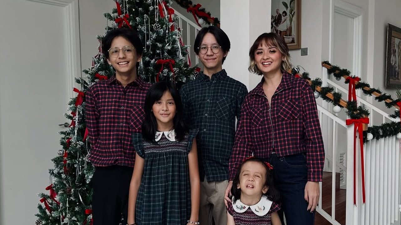 Jadi Single Parent, 7 Potret Joanna Alexandra Sambut Natal Bersama Empat Anak - Tampil Kompak dengan Tartan Outfit