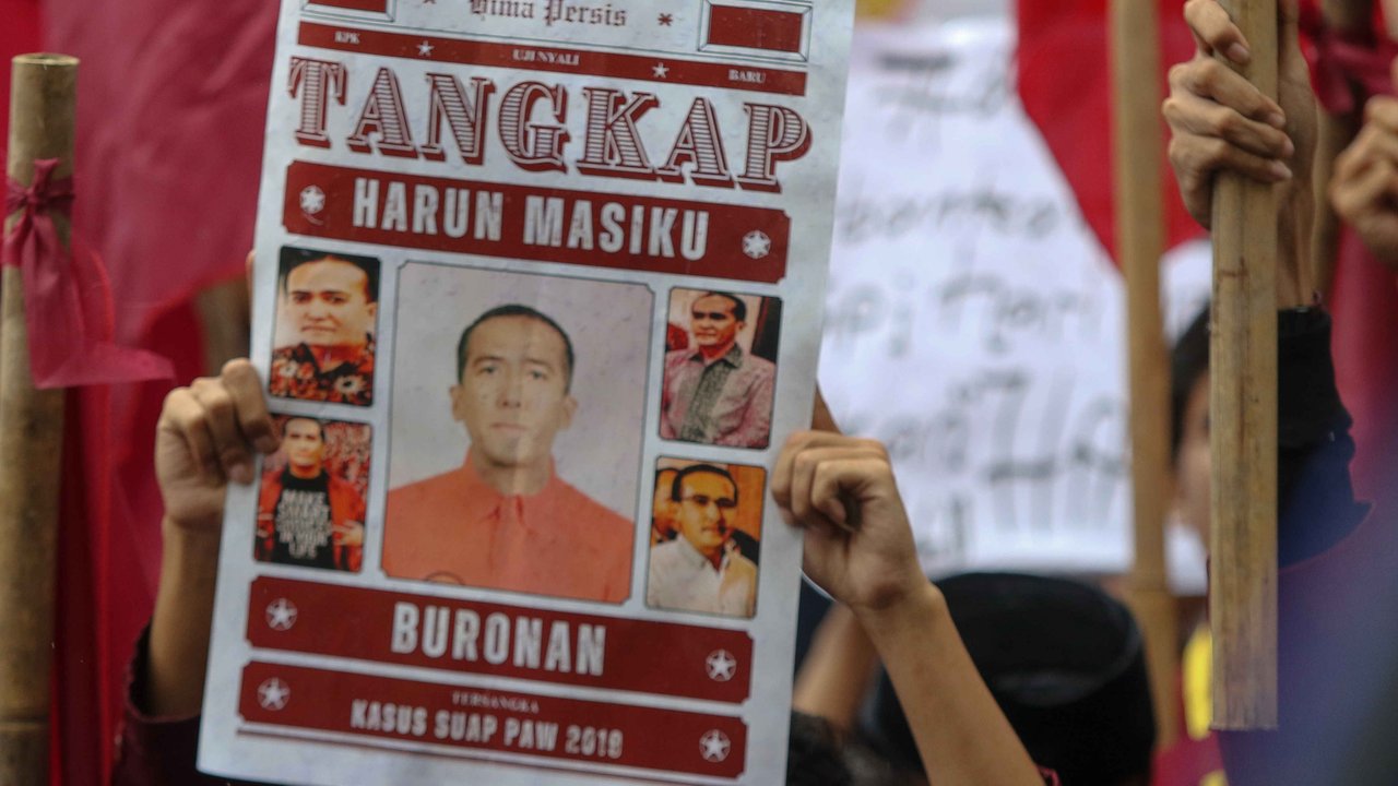 Mahasiswa berunjuk rasa tuntut penangkapan Harun Masiku.