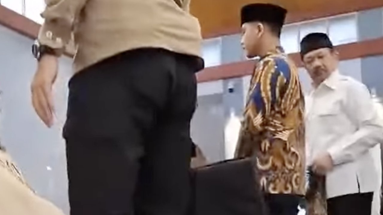 Viral Paspampres Geser Jemaah Saat Gibran Salat Jumat
