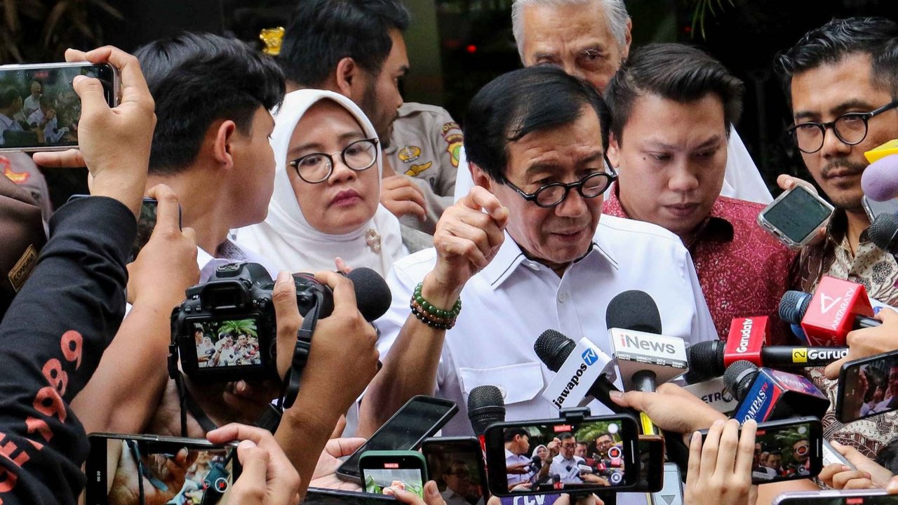 Politisi PDIP yang juga mantan Menteri Hukum dan HAM, Yasonna Laoly keluar dari Gedung Merah Putih KPK, Jakarta, seusai menjalani pemeriksaan terkait kasus Harun Masiku, Rabu (18/12/2024).
