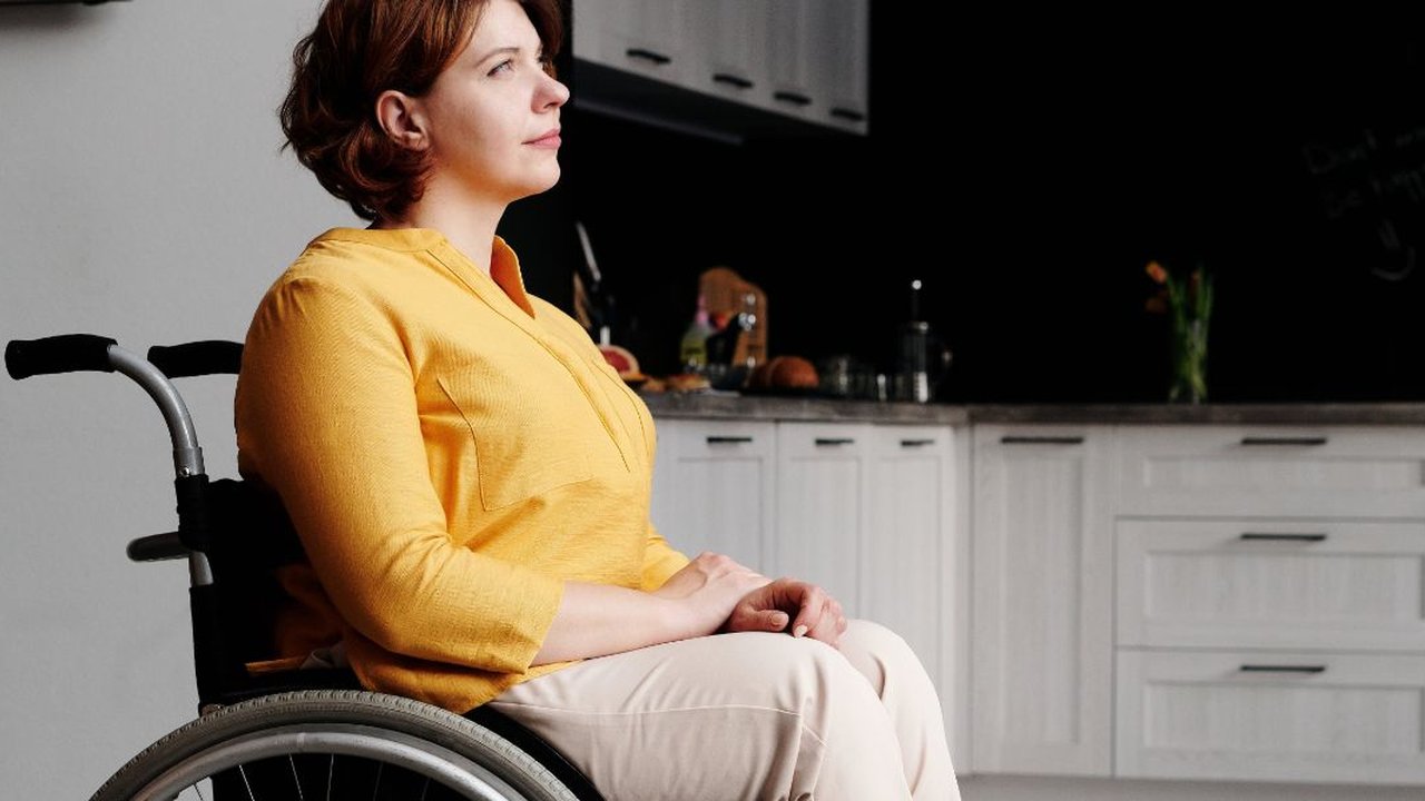 Chef Peter Lammer menciptakan ‘Standing Ovation’, kursi berjalan yang membantunya melakukan aktivitas memasak meski tak bisa berjalan.