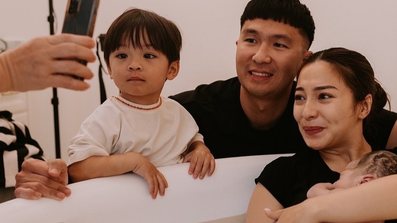 Potret Issa Xander Anak Nikita Willy dan Indra Priawan yang Gemas dengan Adik Barunya, Hingga Dicium Berkali-kali