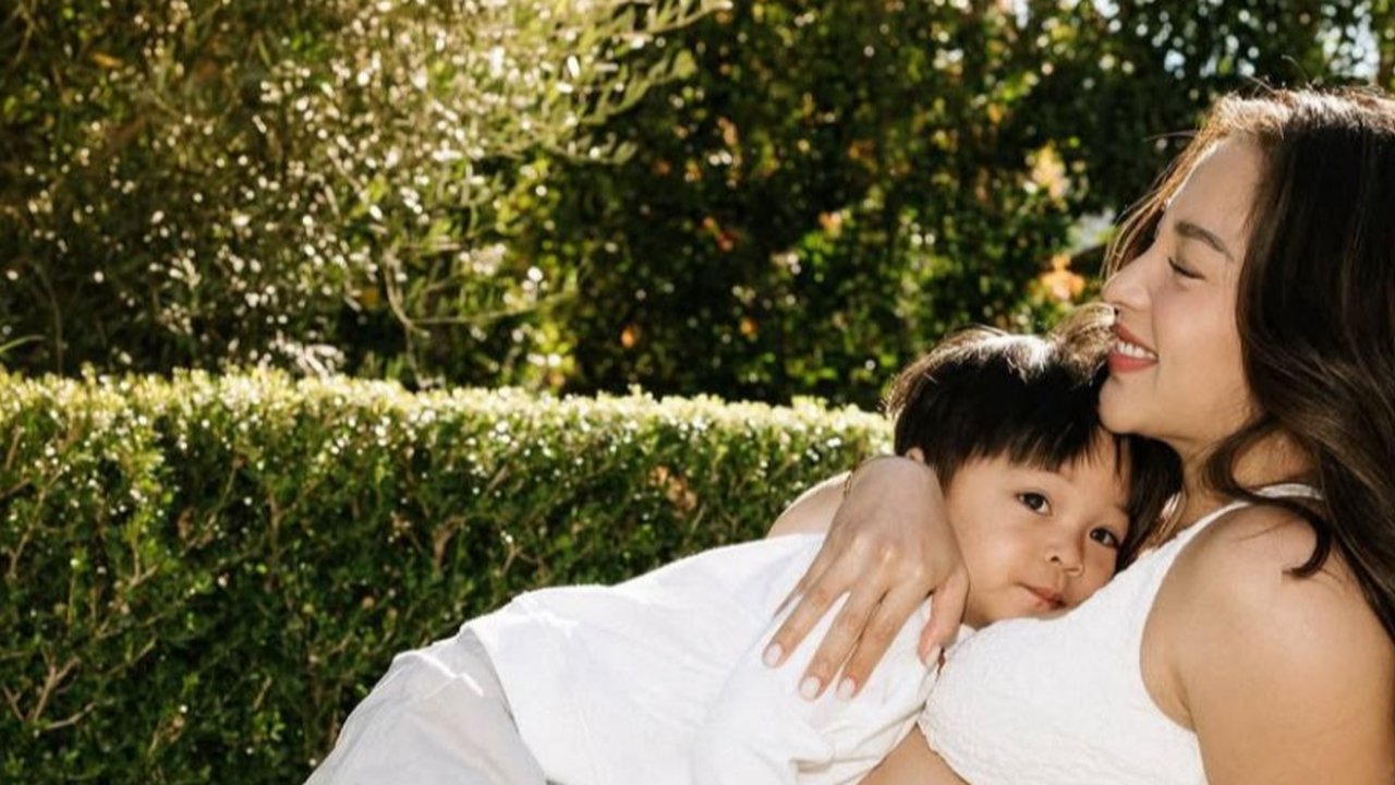 Kehangatan Keluarga Nikita Willy di Maternity Shoot, 39 Minggu yang Penuh Harapan