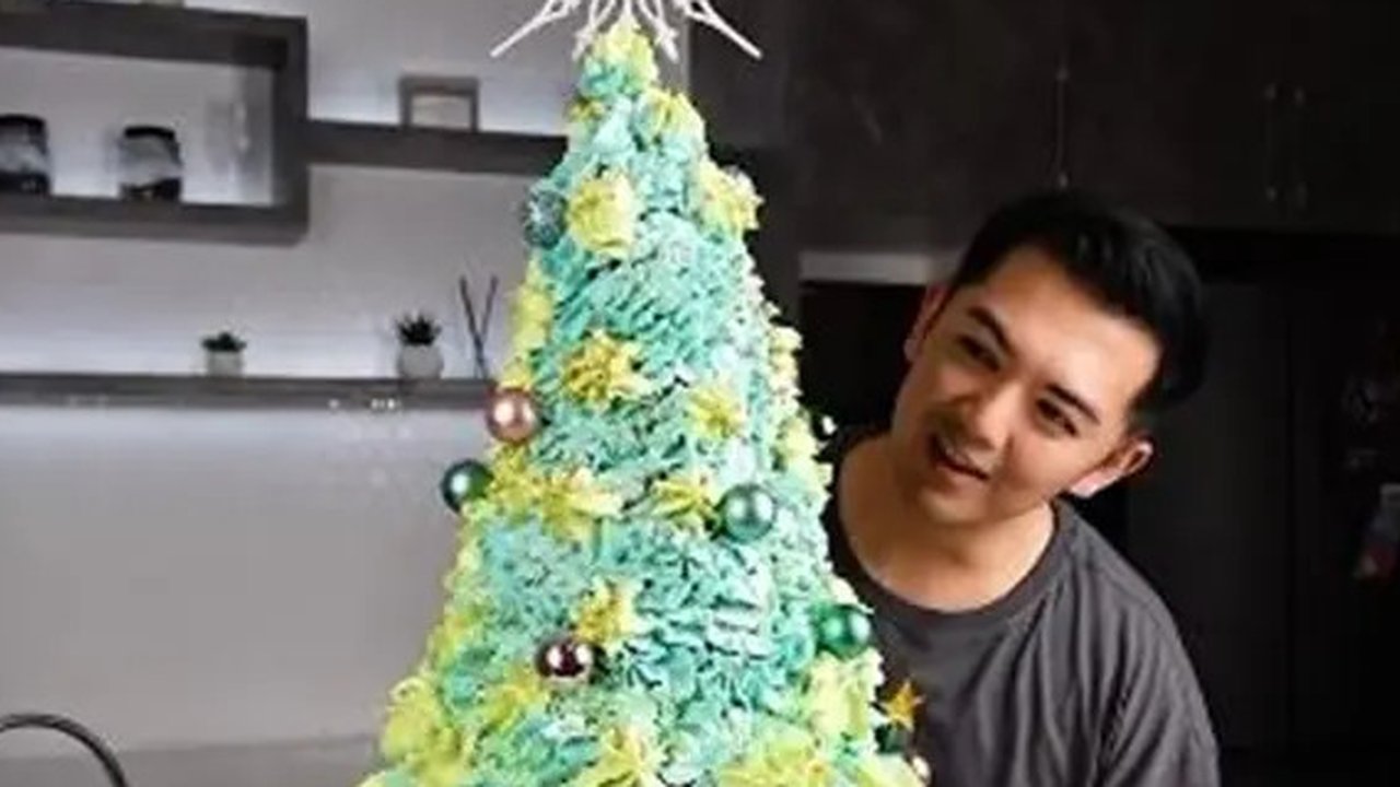Momen Nicky Tirta bikin kue pohon Natal ukuran besar. (sumber: Instagram/nickytirta)