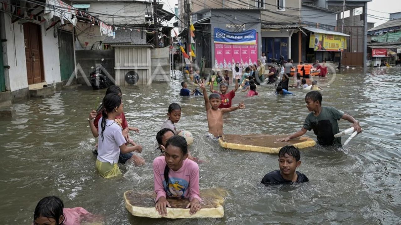 Badan Penanggulangan Bencana Daerah (BPBD) DKI Jakarta mengoptimalkan berbagai upaya guna mengatasi banjir rob yang terjadi di Jakarta.Kepala Pusat Data dan ...
