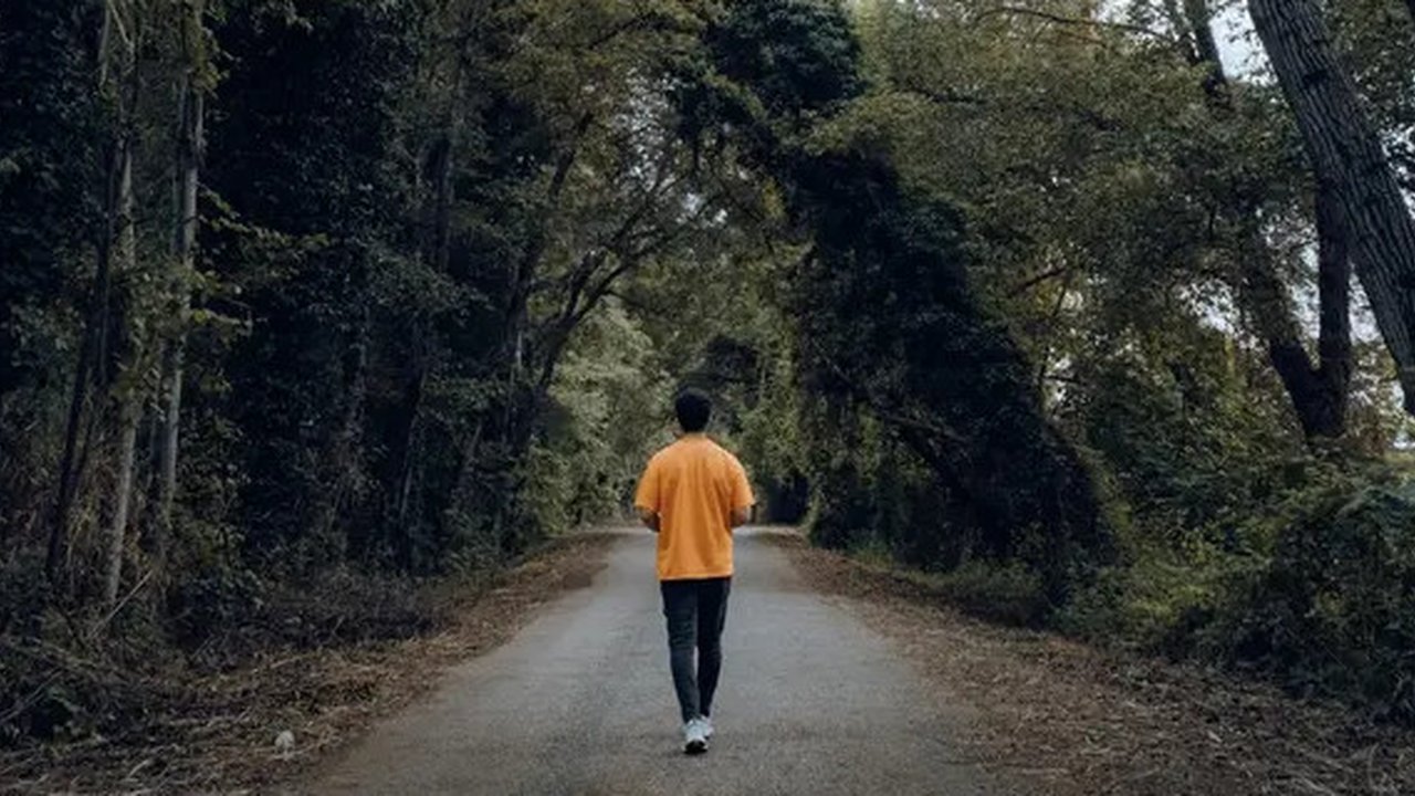 Ilustrasi jalan kaki pagi, joging. (Photo by Umut Saralan from Pexels)