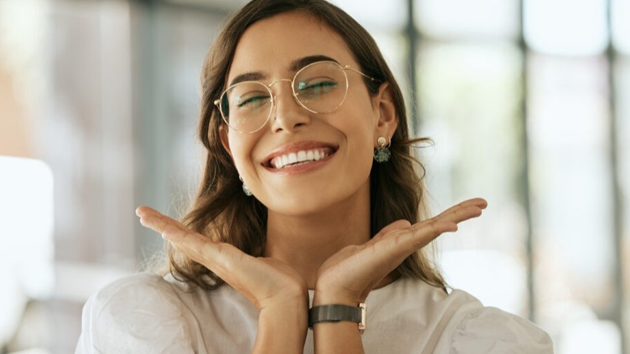 Ilustrasi Tersenyum Bahagia