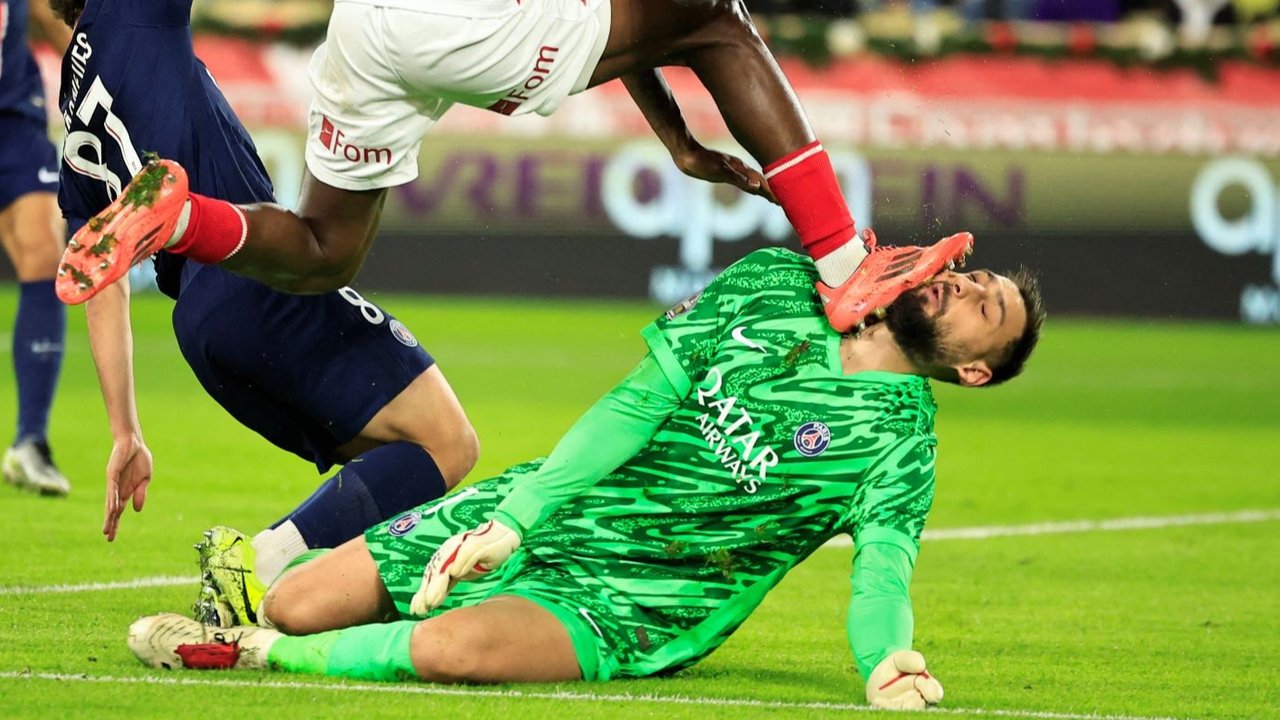 Wajah Donnarumma Berdarah-darah Usai Tendangan Horor Wilfried Singo.