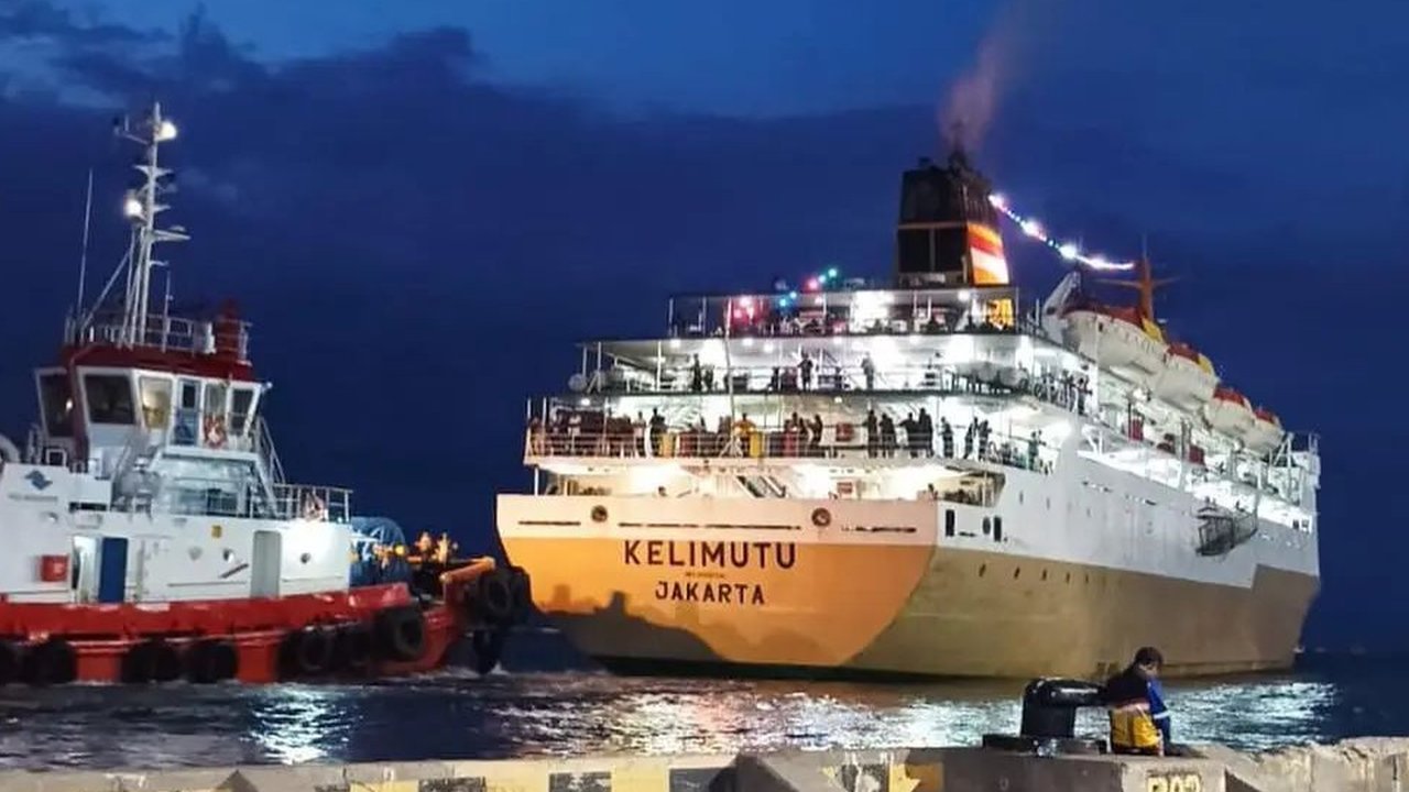 KM. Kelimutu milik PT Pelni diarahkan untuk mengangkut wisatawan yang terjebak di Karimunjawa. (dok. Instagram @pelni_162semarang/https://www.instagram.com/p/Cmncx6pJ0OF/?hl=en/Dinny Mutiah)