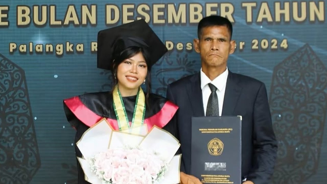 Perjuangan Seorang Ayah Jualan Tas Keliling Demi Sekolahkan Putrinya Jadi Sarjana