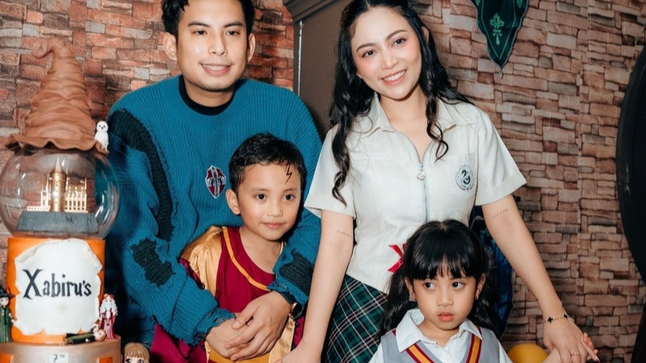 Seluruh keluarga tampil serasi mengenakan outfit bertema Harry Potter, sesuai dengan konsep acara yang dipilih.
