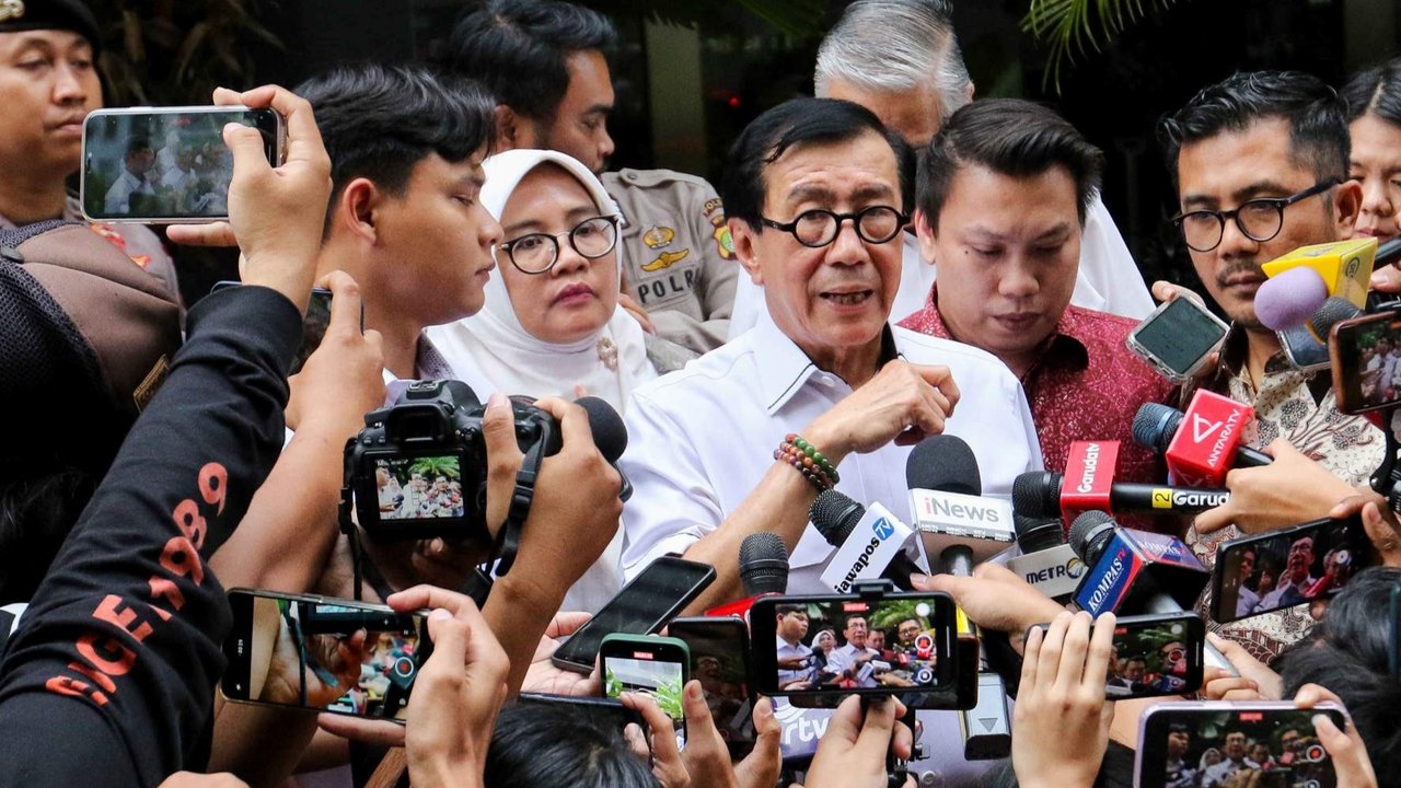 Politisi PDIP yang juga mantan Menteri Hukum dan HAM, Yasonna Laoly keluar dari Gedung Merah Putih KPK, Jakarta, seusai menjalani pemeriksaan terkait kasus Harun Masiku, Rabu (18/12/2024).