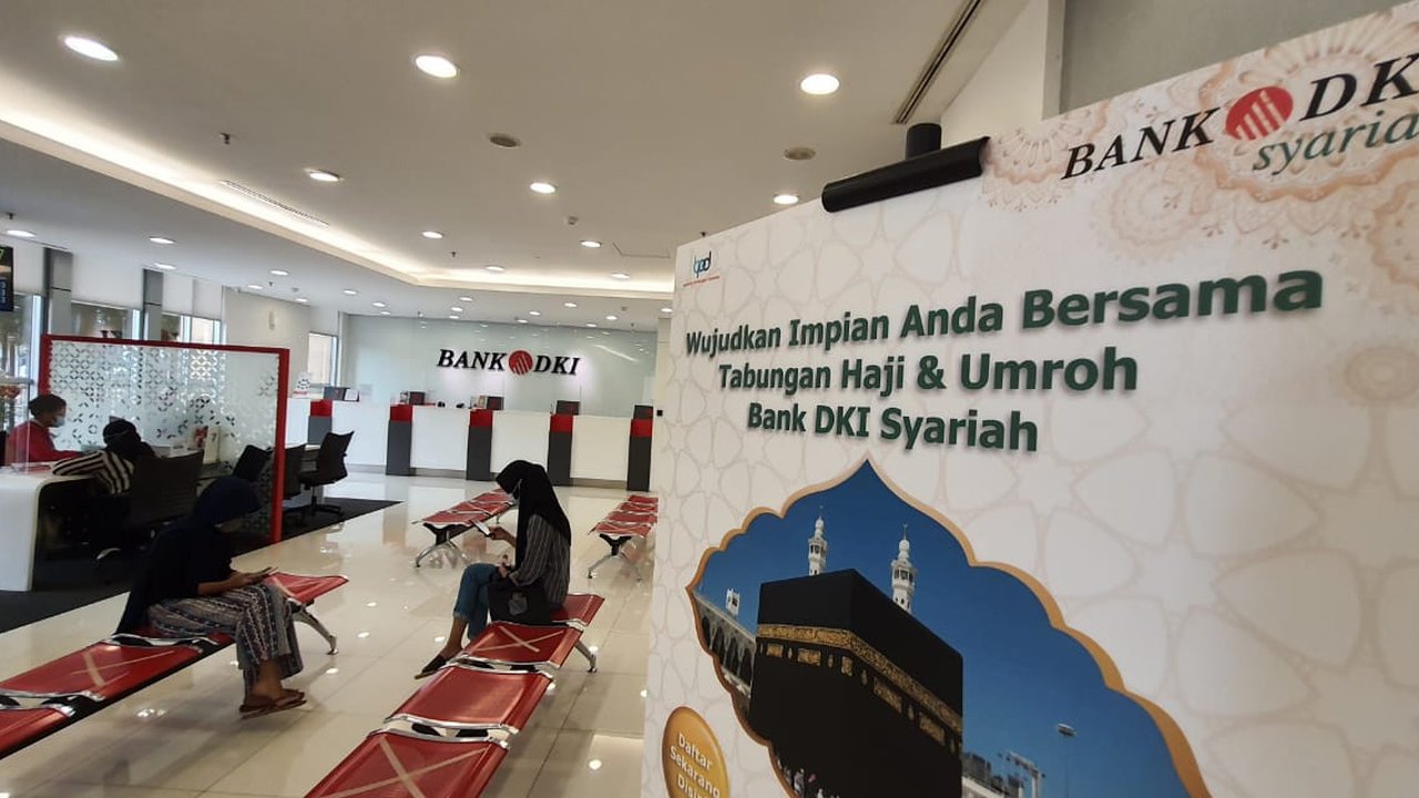 Warga mencairkan dana bantuan sosial tunai (BST) di ATM Bank DKI kawasan Matraman, Jakarta, Rabu (21/7/2021). BST disalurkan melalui rekening Bank DKI sebesar Rp 600 ribu per KK yang merupaka