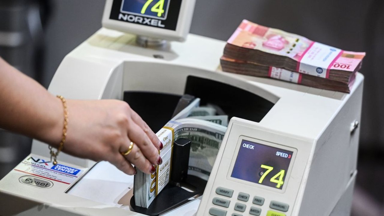 Analis mata uang Doo Financial Futures Lukman Leong memproyeksikan pada perdagangan Selasa, nilai tukar rupiah terhadap dolar AS akan berkonsolidasi dengan ...
