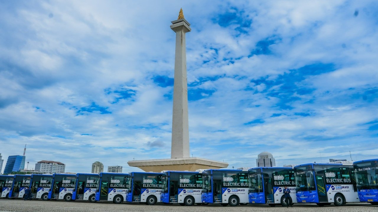 Petugas mengecek bus listrik TransJakarta di kawasan Monas, Jakarta, Selasa (10/12/2024).