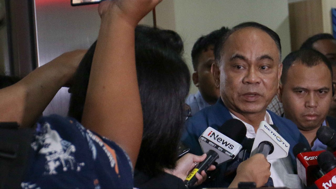 Menteri Koperasi Budi Arie Setiadi memberi keterangan usai menjalani pemeriksaan di Bareskrim Polri, Jakarta, Kamis (19/12/2024). Budi Arie diperiksa oleh penyidik Korps Pemberantasan Tindak Pidana Korupsi (Kortastipidkor) Polri dalam kapasitasnya sebagai Mantan Menteri Komunikasi dan Informatika terkait kasus judi online yang melibatkan oknum Kementerian Komunikasi dan Digital (Komdigi).