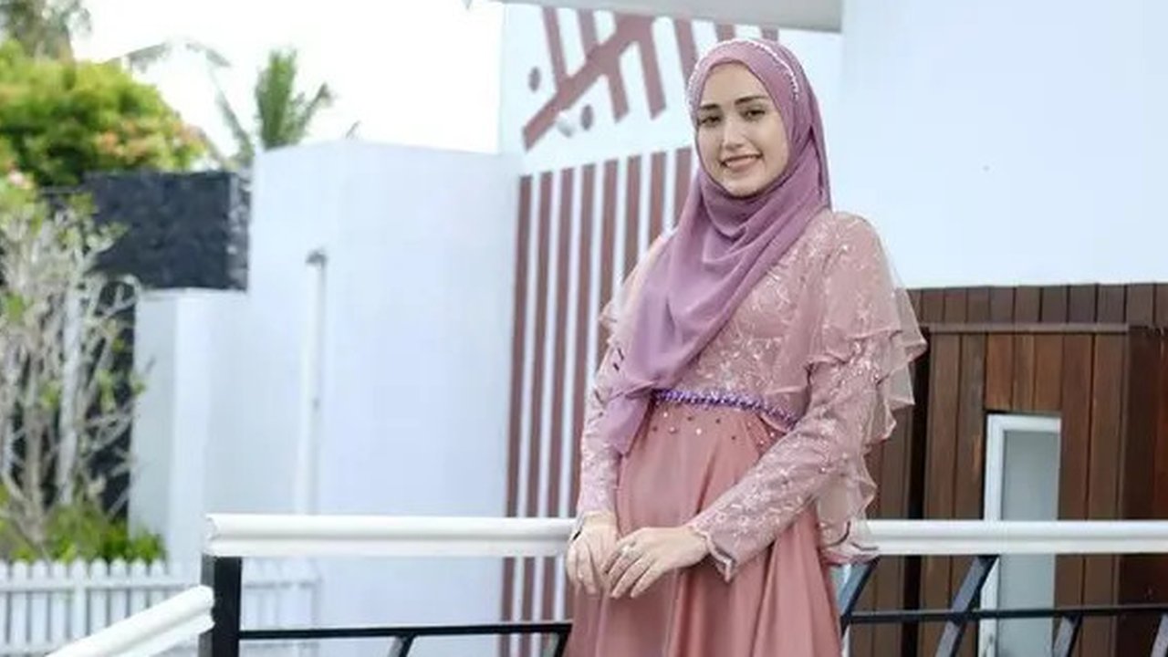 Gamis Layer Dengan Belt (Sumber instagram: @diniyaan)
