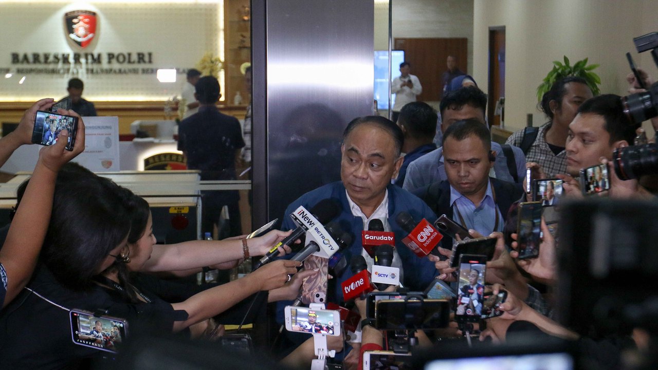 Menteri Koperasi Budi Arie Setiadi memberi keterangan usai menjalani pemeriksaan di Bareskrim Polri, Jakarta, Kamis (19/12/2024). Budi Arie diperiksa oleh penyidik Korps Pemberantasan Tindak Pidana Korupsi (Kortastipidkor) Polri dalam kapasitasnya sebagai Mantan Menteri Komunikasi dan Informatika terkait kasus judi online yang melibatkan oknum Kementerian Komunikasi dan Digital (Komdigi).