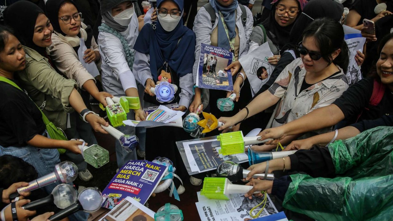 Massa aksi dari kelompok muda berunjuk rasa menolak kenaikan PPN 12 persen di Taman Selayang Pandang, depan Istana Merdeka, Kamis (19/12/2024).
