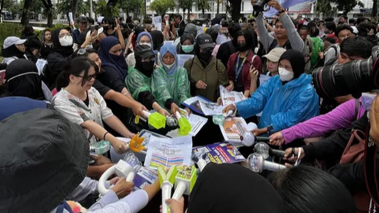 Potret K-Popers Demo Tolak Kenaikan PPN 12 Persen. (Sumber: X/@miracleskoo/@humaniesproject)