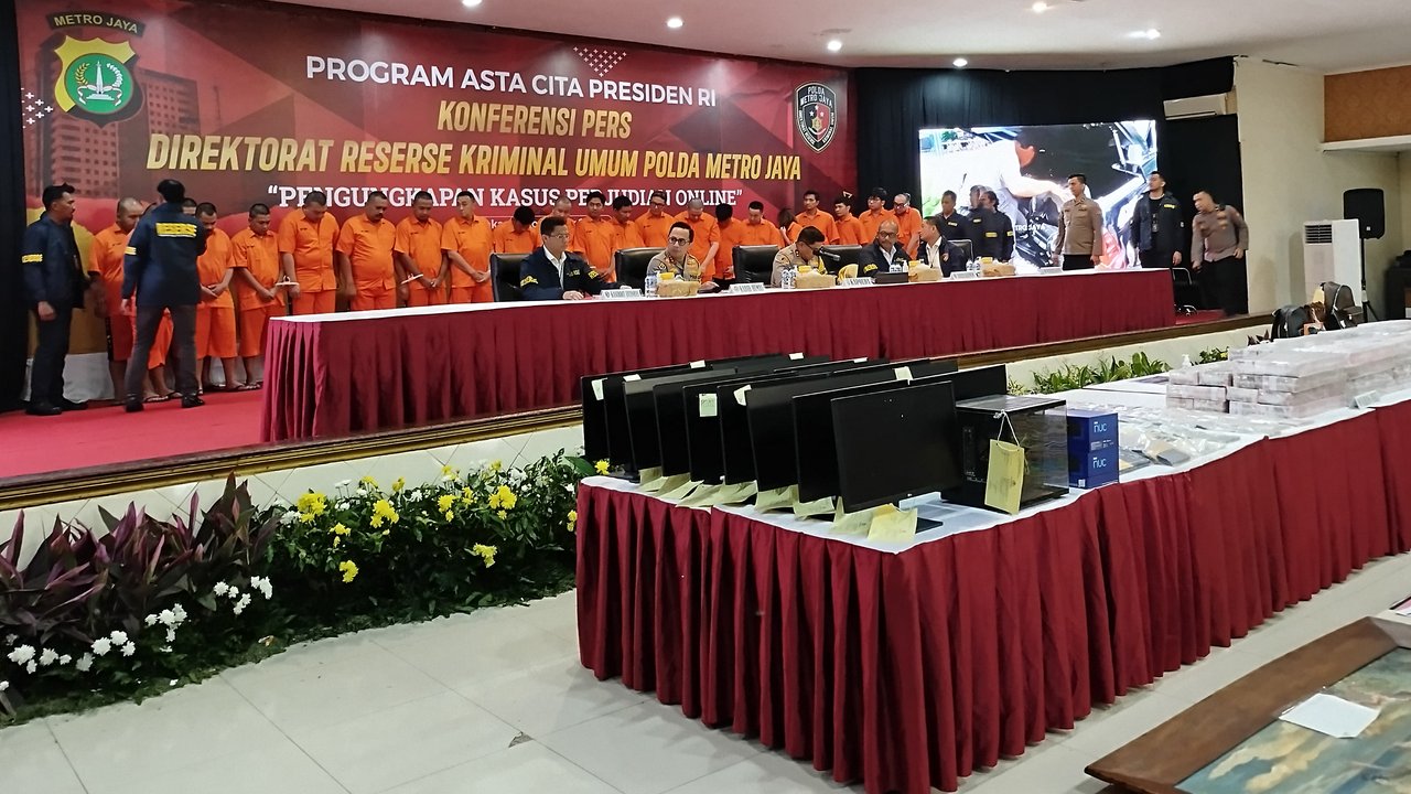 Dalam perkembangan terbaru polisi membeberkan modus dan peran dari puluhan tersangka judi online yang melibatkan pegawai Komdigi, termasuk salah satu tersangka yang diduga sebagai keponakan seorang ketua partai politik.