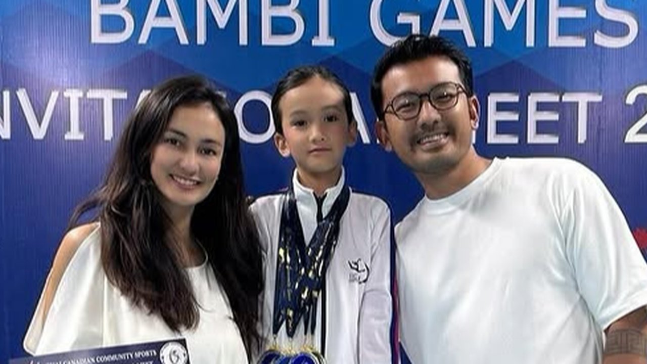 7 Potret Anak Atiqah Hasiholan dan Rio Dewanto Menang Gymnastic, Dapat 4 Emas - Langsung Tertidur Setelah Berkompetisi