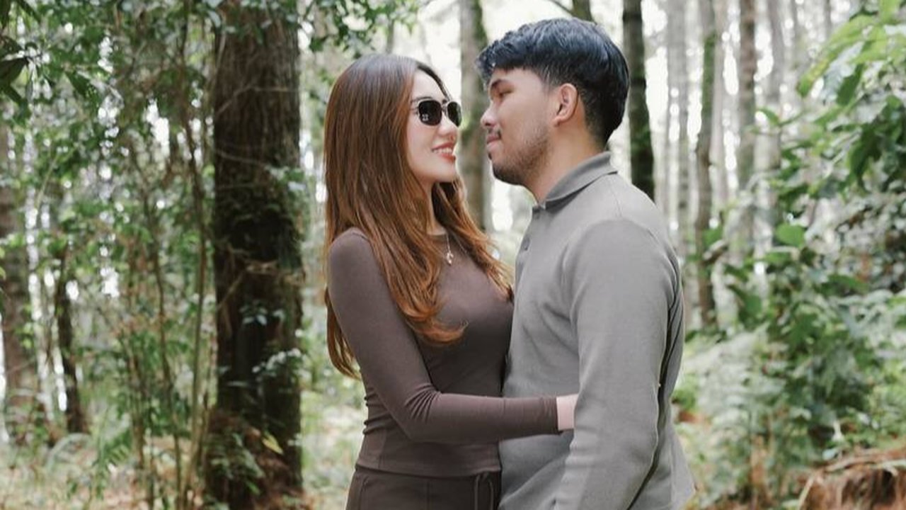 Pasangan kesayangan netizen ini juga terlihat saling berpelukan dengan pandangan romantis, seolah dunia hanya milik mereka berdua.