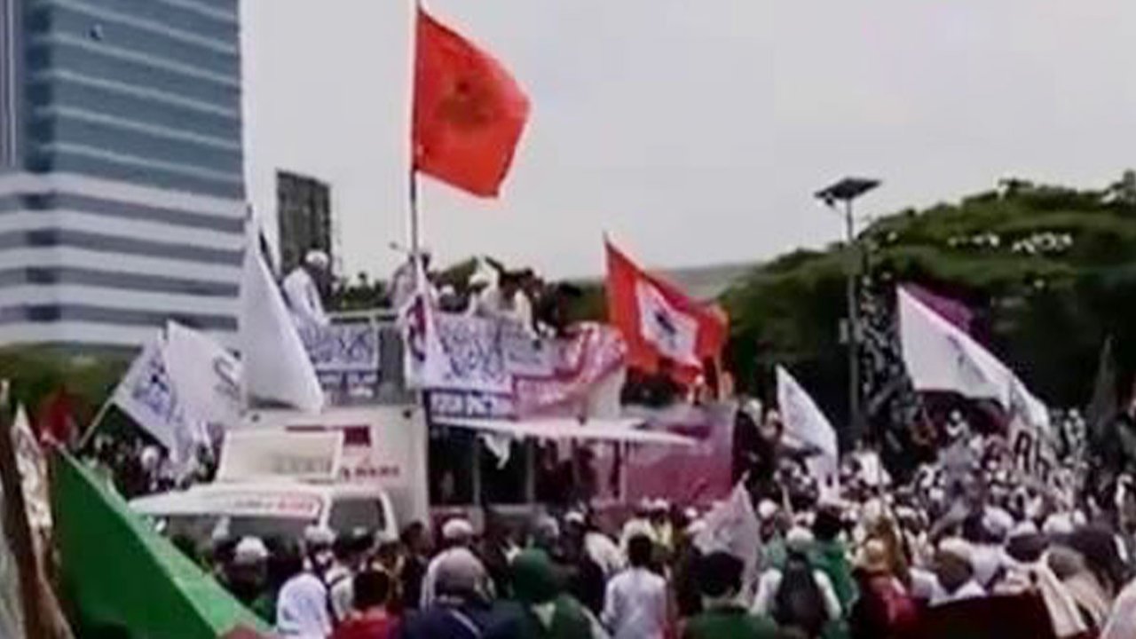 Massa aksi 212 menuntut agar anggota DPR menggunakan hak angketnya untuk memberhentikan Ahok.