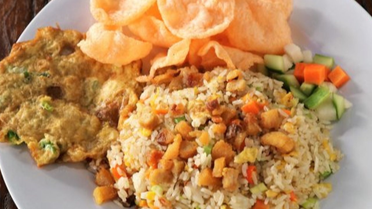 Ilustrasi nasi goreng ikan asin.