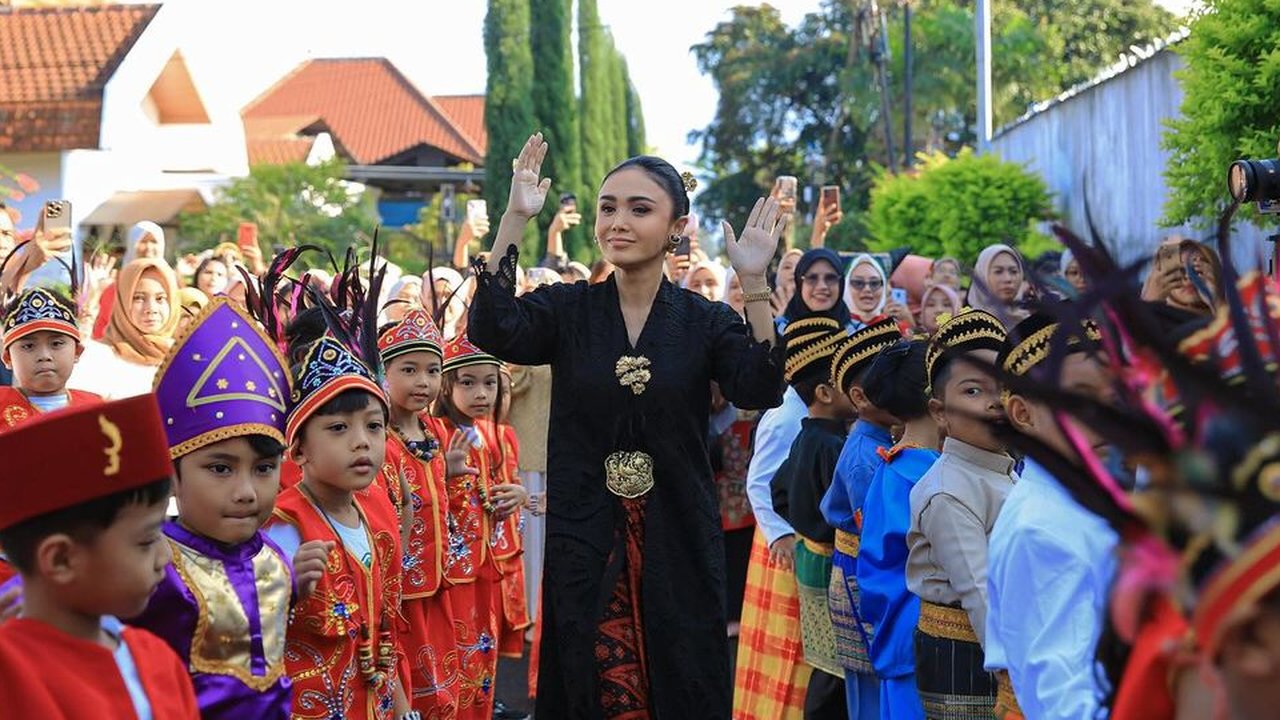 Yuni Shara di Sekolah Cahaya Permata Abadi