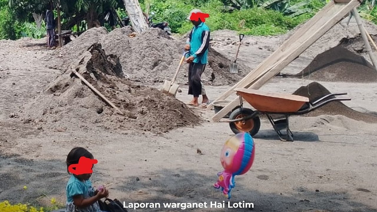 Potret Miris Buruh Pengayak Pasir Bawa Anak Balitanya ke Tempat Kerja
