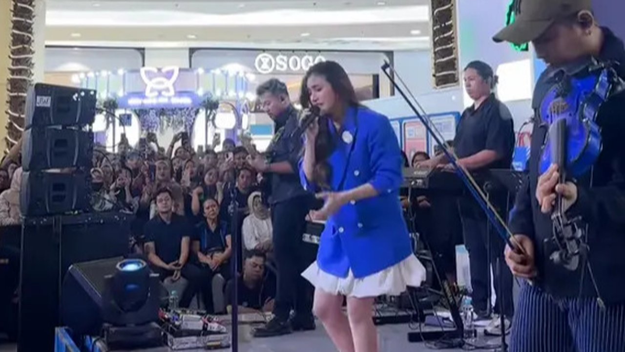 Mahalini menghangatkan panggung Beautyhaul Mart 2024 , Minggu (1/12/2024) di Jakarta. Ia tampil memukau dengan rok putih pendek plus blazer lazuardi. (Foto: Dok. Instagram @panggungnyalini