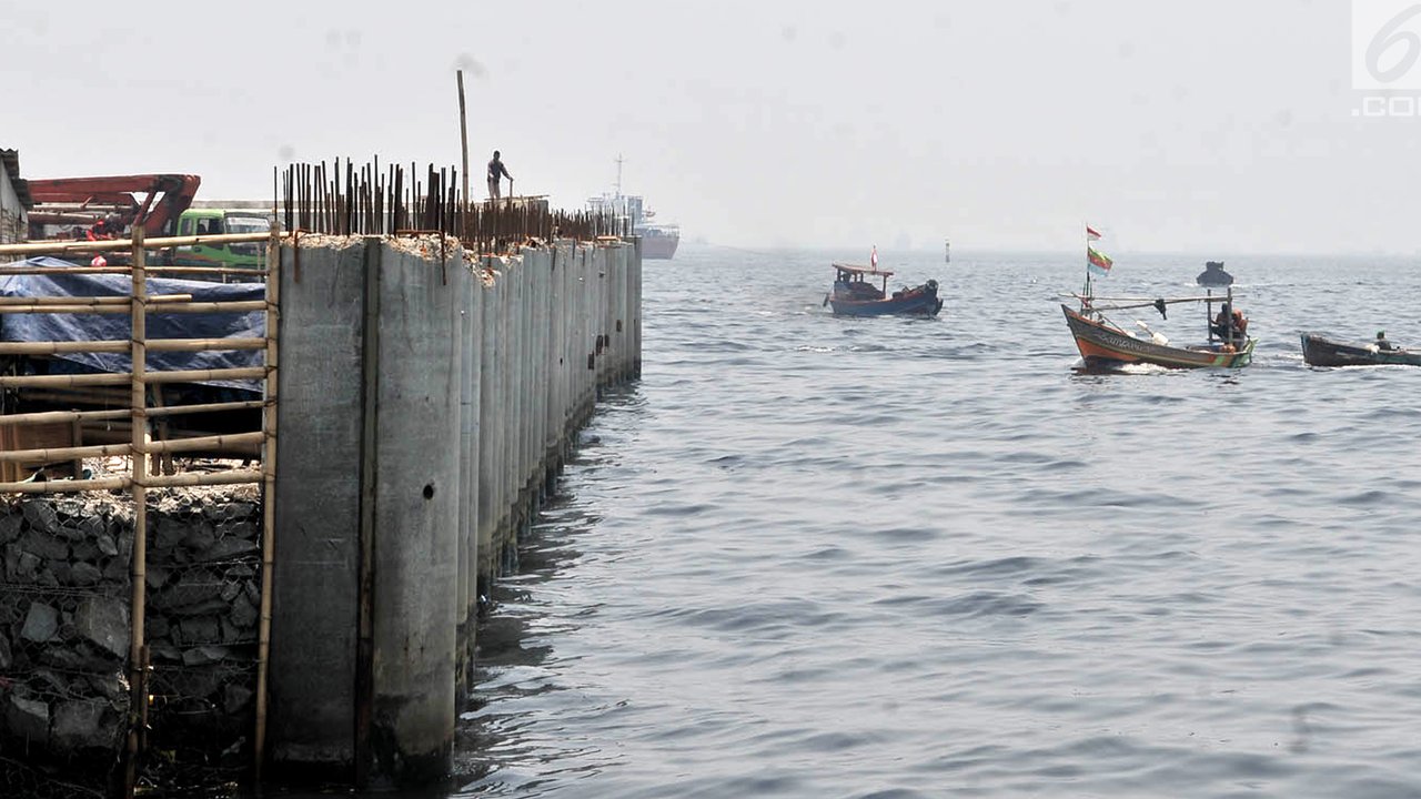 Perahu nelayan melintas di dekat proyek tanggul laut raksasa atau giant sea wall di Cilincing, Jakarta, Kamis (15/3). Tanggul laut raksasa ini diharapkan mampu mencegah rob yang kerap melanda pesisir Jakarta. (Merdeka.com/Iqbal Nugroho)