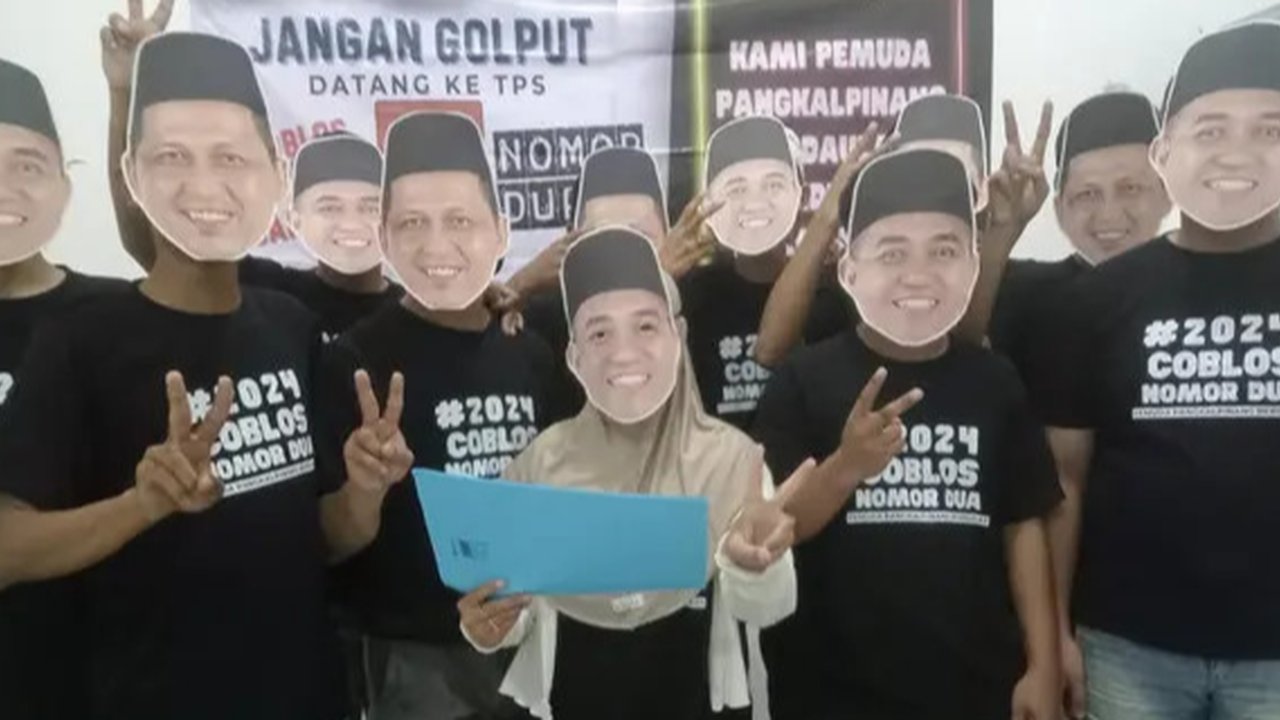 Cornelius Varmollen Liu tampak antusias saat namanya dibaca untuk melakukan pencoblosan oleh petugas penyelenggara pilkada di tempat pemungutan suara (TPS) ...