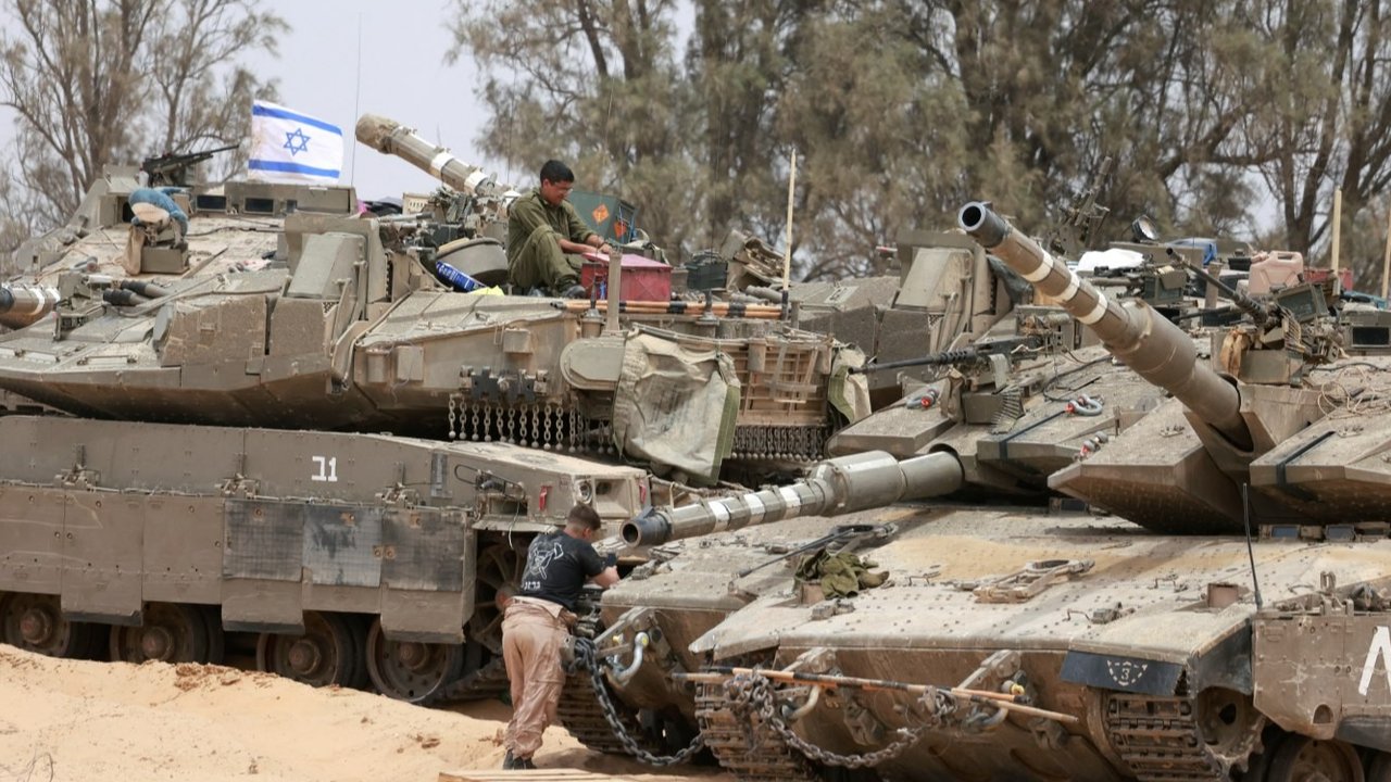 Aksi Tank Israel Tembakan Bom ke Rafah