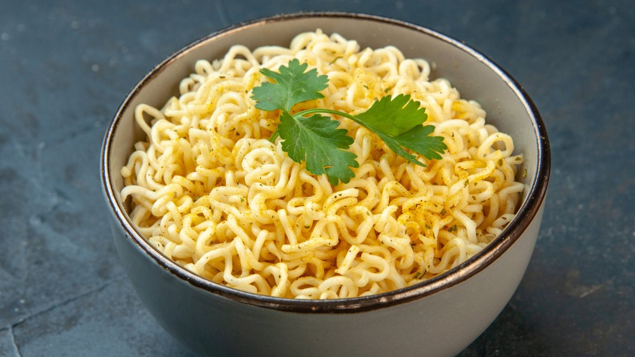 Ilustrasi mi kuning.