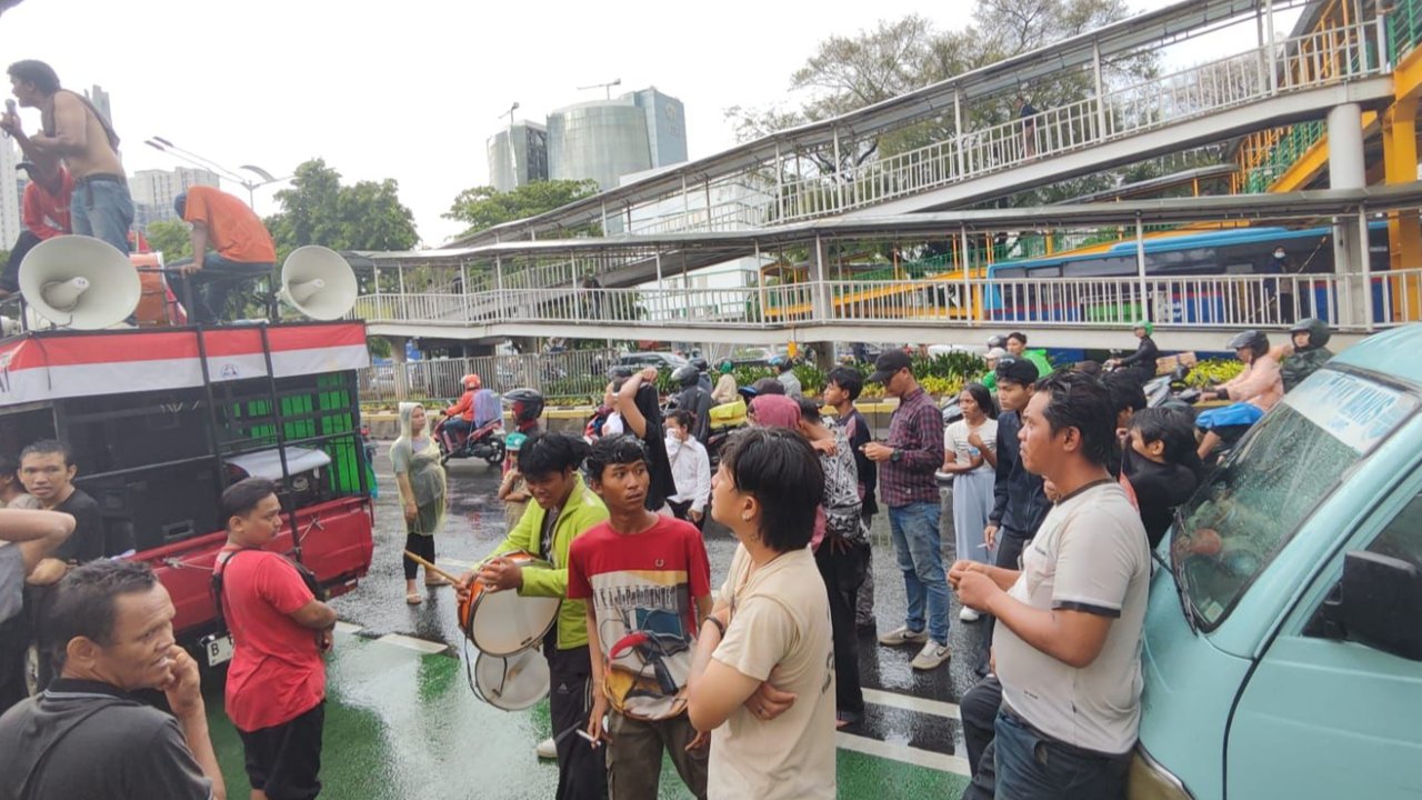 Massa Demo di Kantor KPU Jakarta