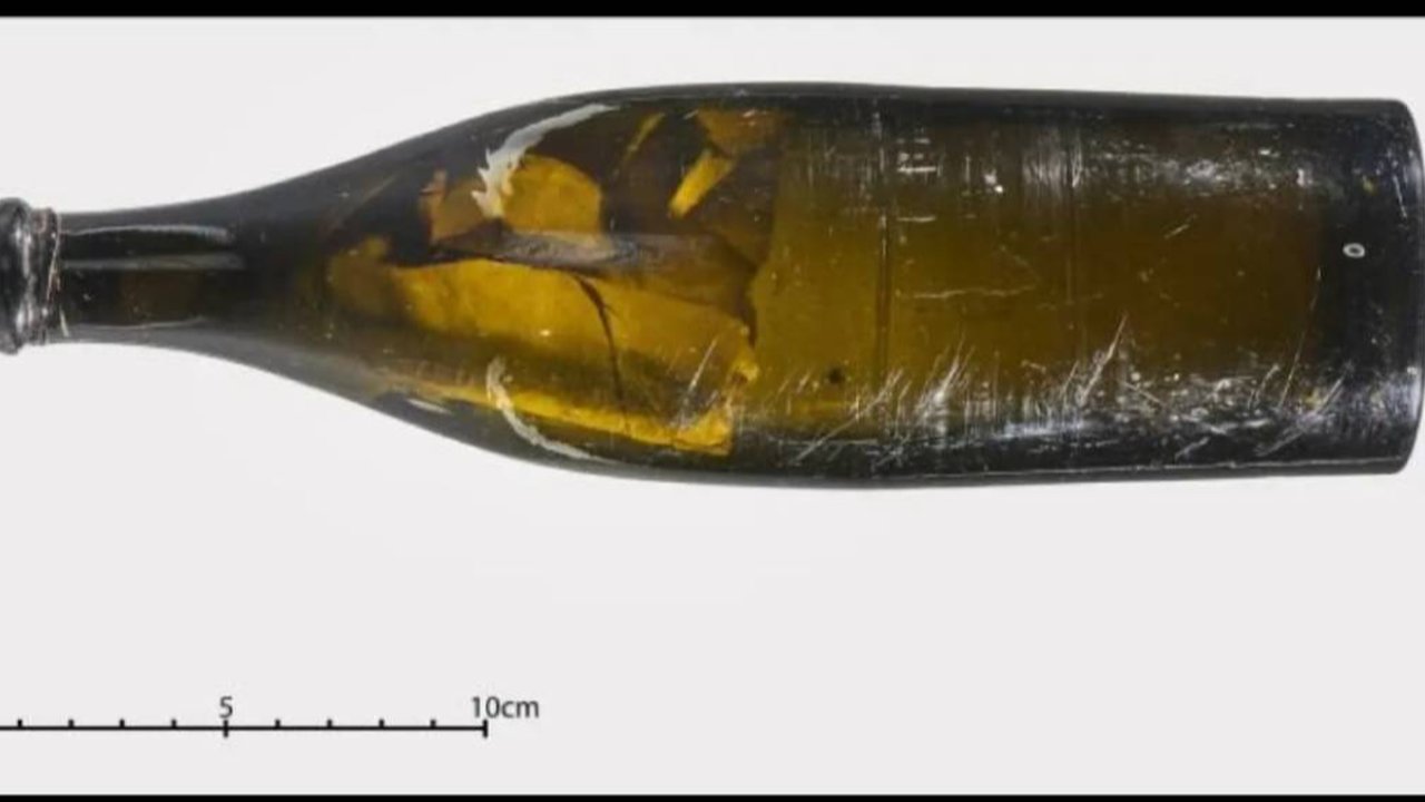 Botol berisi surat yang ditulis 140 tahun lalu, ditemukan di kuburan Viking di Norwegia.