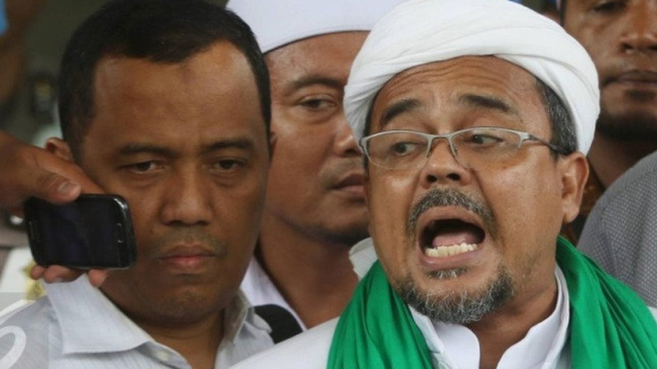 Pimpinan FPI, Muhammad Rizieq Shihab memberi keterangan usai menjalani pemeriksaan di Bareskrim, Jakarta, Rabu (23/11). Rizieq diperiksa sebagai saksi ahli dalam kasus penistaan agama yang diduga dilakukan Ahok. (Liputan6.com/Immanuel Antonius)