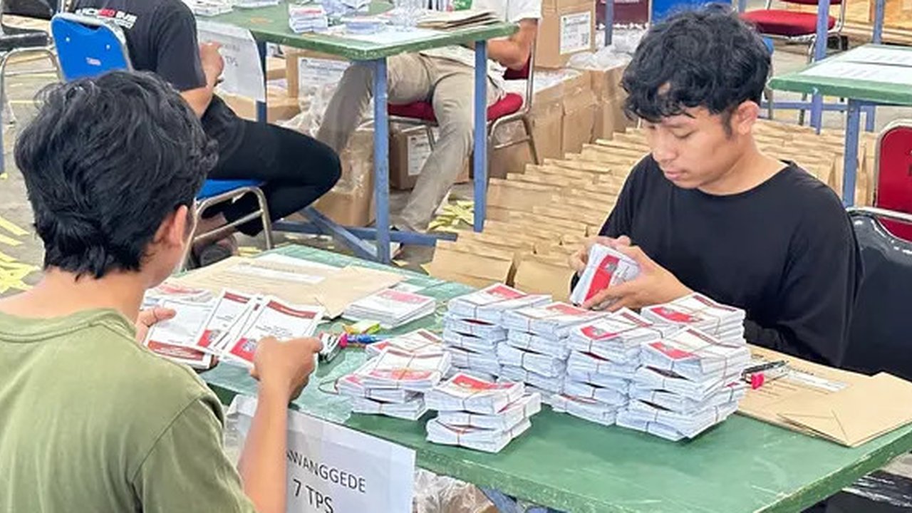 Melihat gudang surat suara Pilkada 2024 yang ada di Kota Batu dan Malang. (Foto: Liputan6.com/Nanda Perdana Putra).